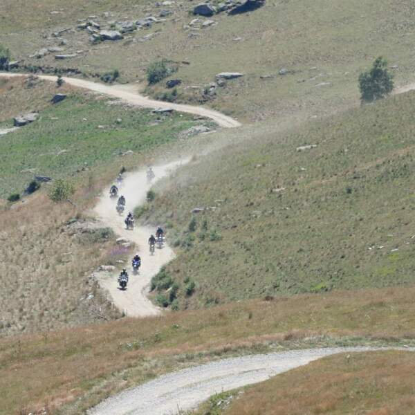 Motorradreisen Westalpen, Tourgruppe in den Bergen auf Schotterpiste
