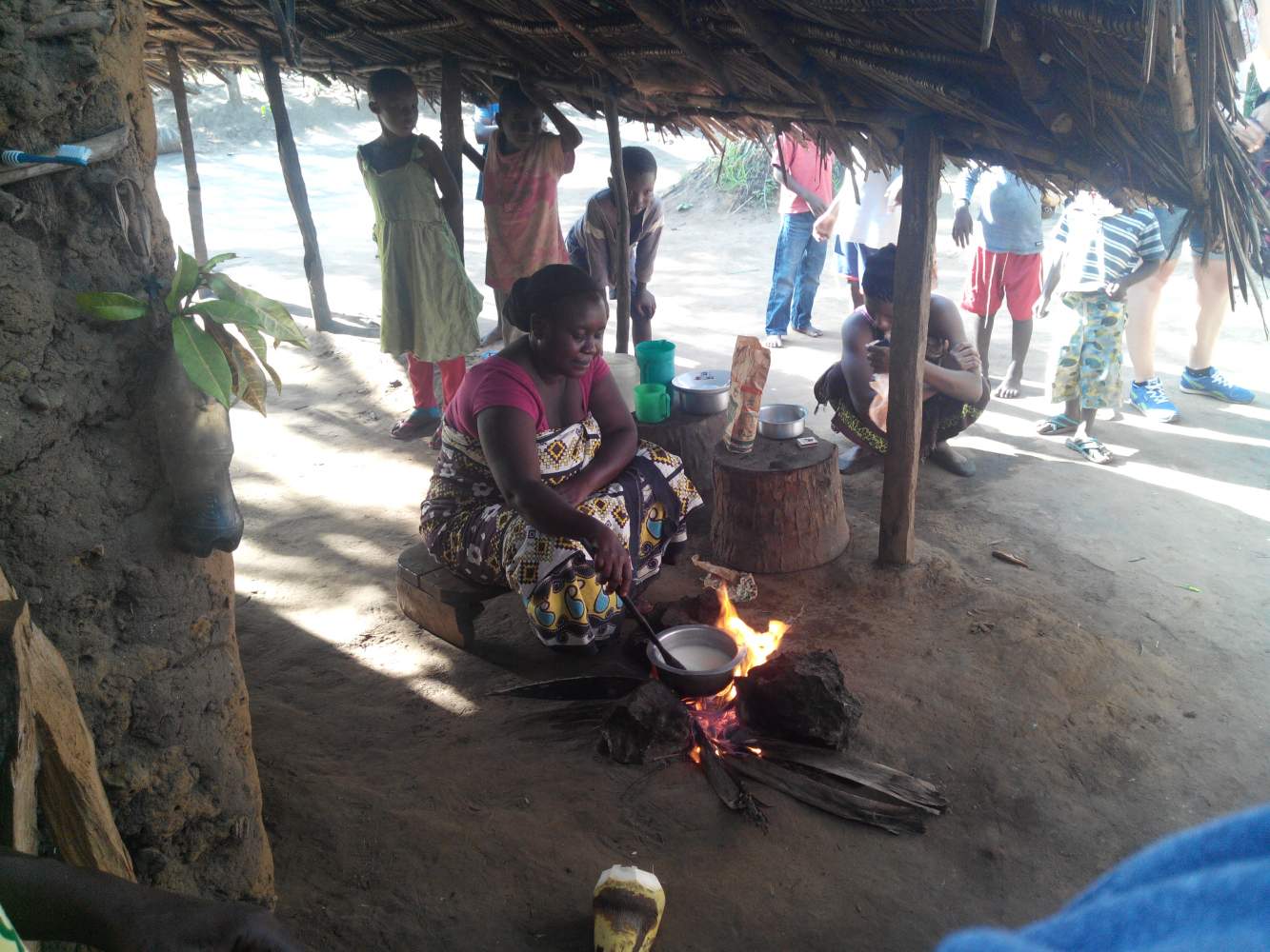 Traditionelle Kochstelle in einem kenianischen Dorf 