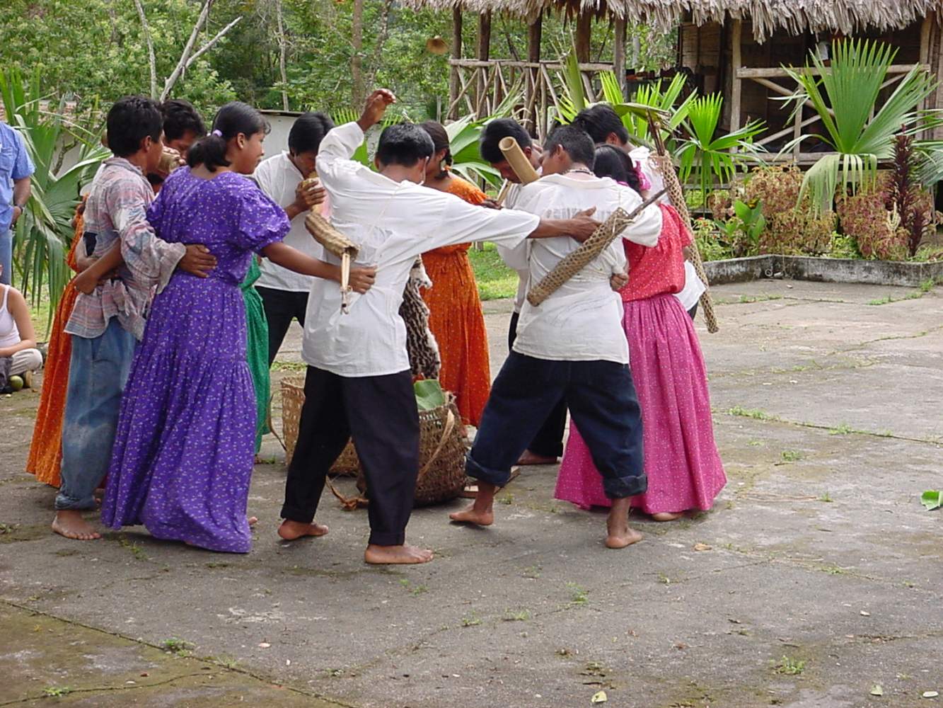 Einheimische bei traditionellen Tänzen in Panama Einheimische bei traditionellen Tänzen in Panama