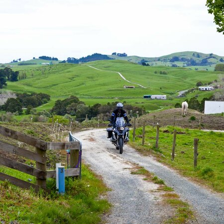 Motorradreisen Neuseeland: Kurven, Pässe & beide Inseln