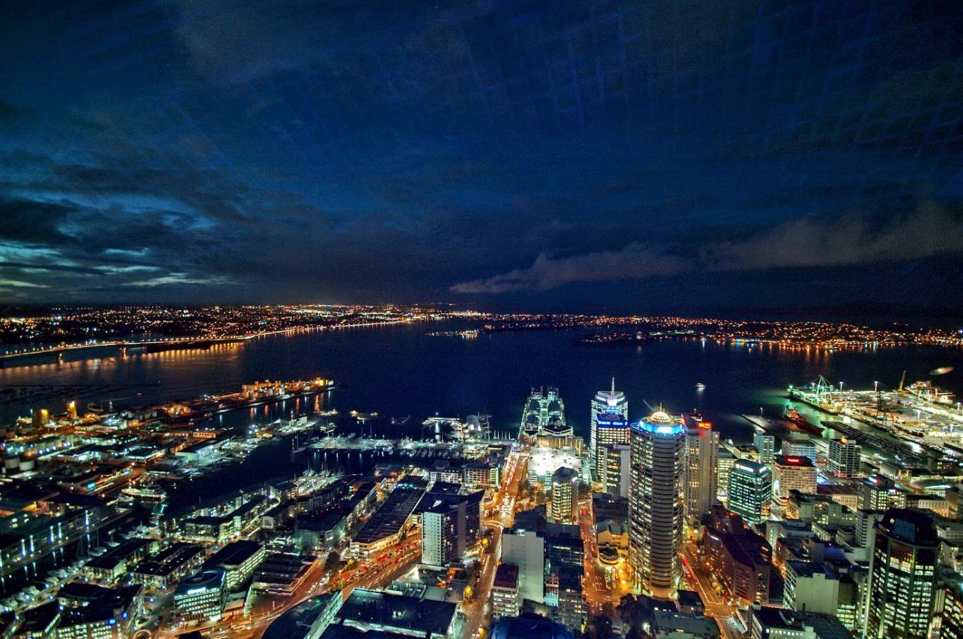 Blick auf Auckland bei Nacht - Neuseeland