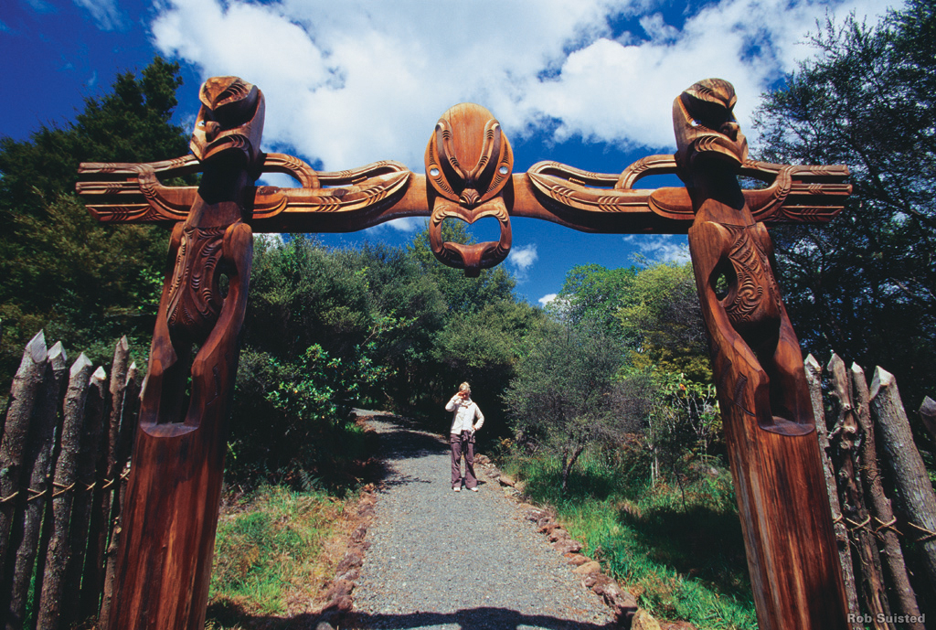 Eingang in ein Maori Dorf bei der Neuseeland Rundreise Zu Land zu Fuß und ind er Luft