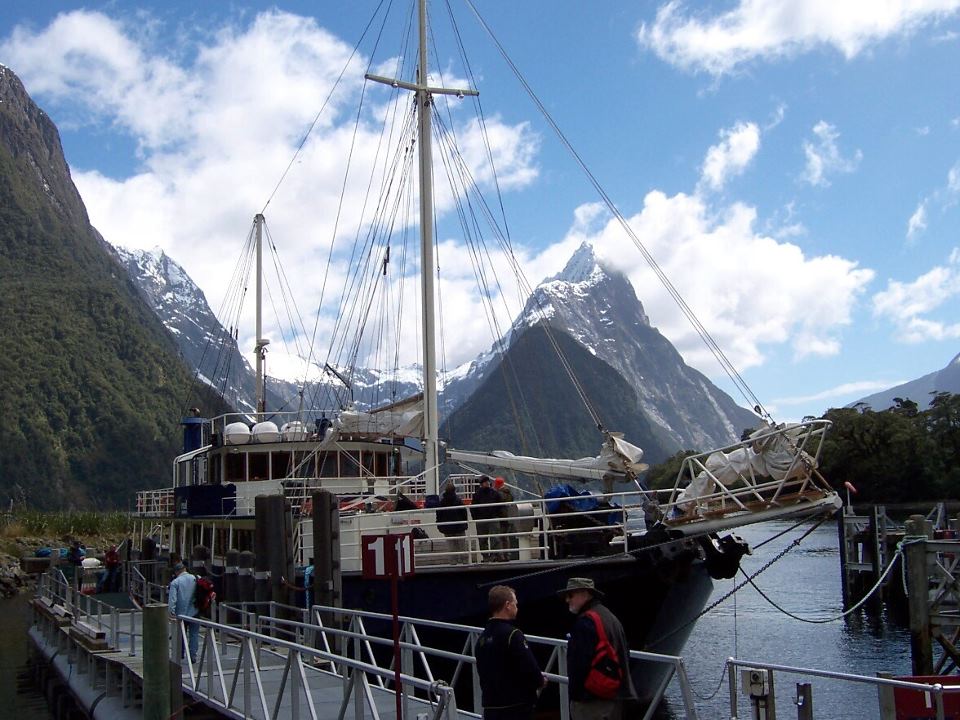 Milford Sounds Cruise Neuseeland Luxus Motorradreise Overcross