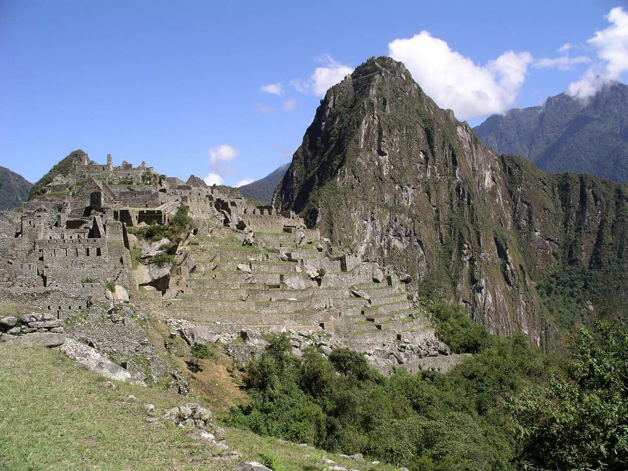 Weiter Blick auf die Steinterrassen von Machu Picchu unterhalb des Gipfels Huayna Picchu