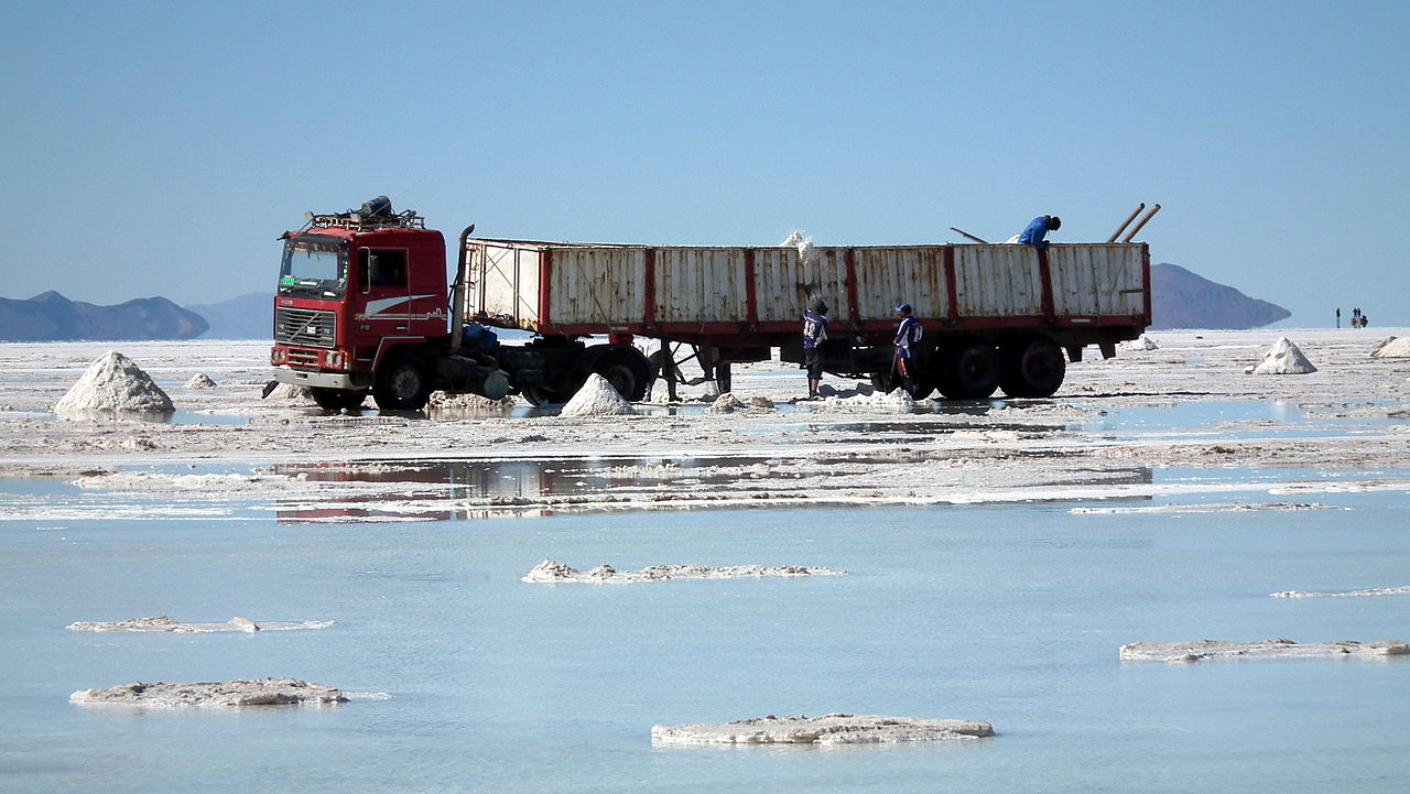 Motorradreise durch Bolivien - LKW in der Uyuni