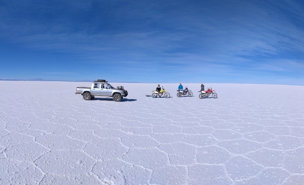 Gruppenfoto mit unseren Suzuki DR650SE und dem Begleitfahrzeug auf dem Salar de Uyuni