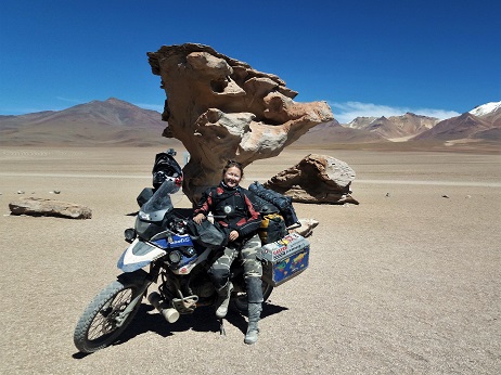 Motorradfahrerin mit "Arbol de Piedra" (Baum aus Stein)