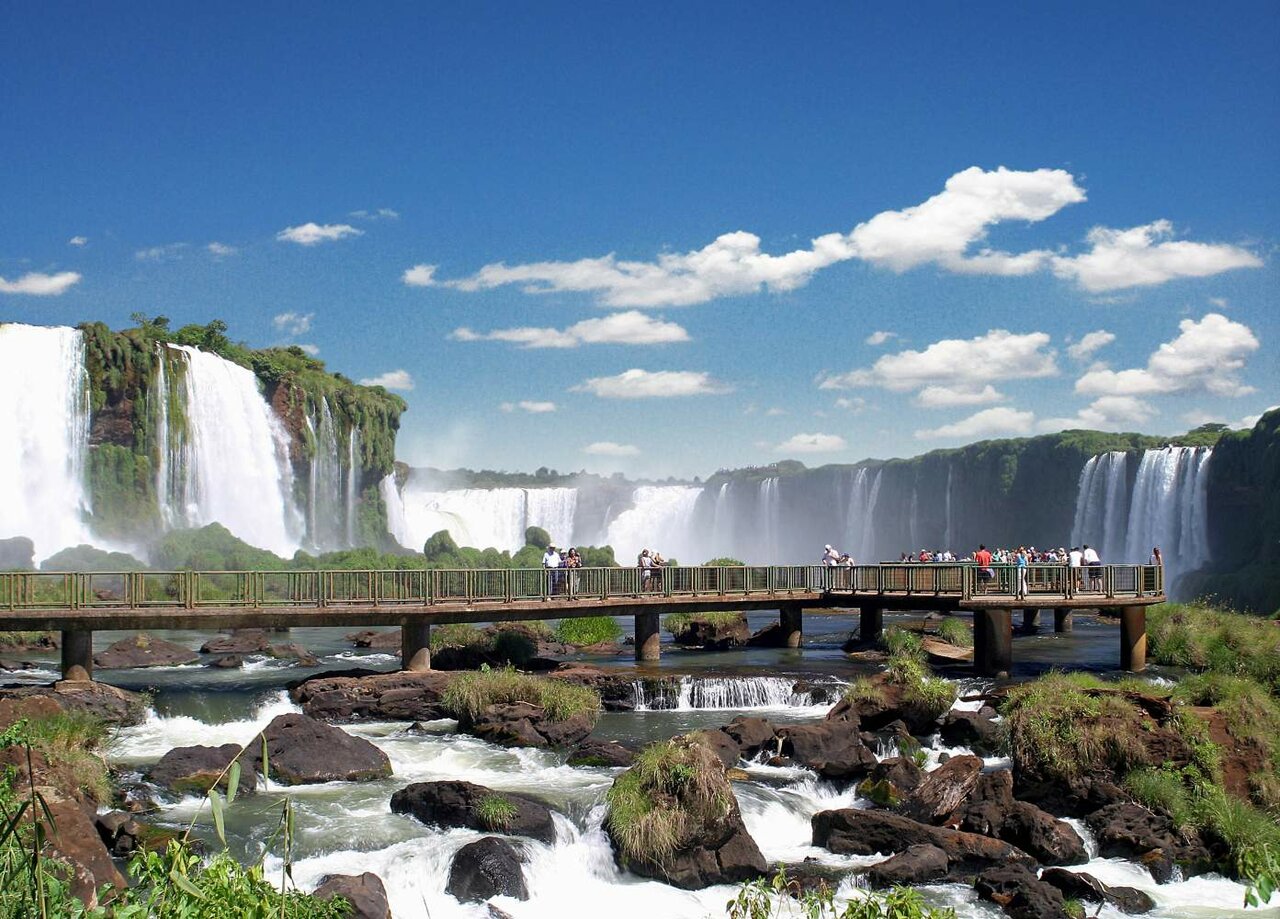 Die Iguazu Falls, gesehen von der Panorama-Fußgängerbrücke, Besucher blicken auf die Kaskaden