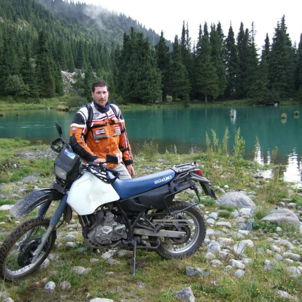 Motorradreisen Kirgistan, atemberaubender See mit Motorrad