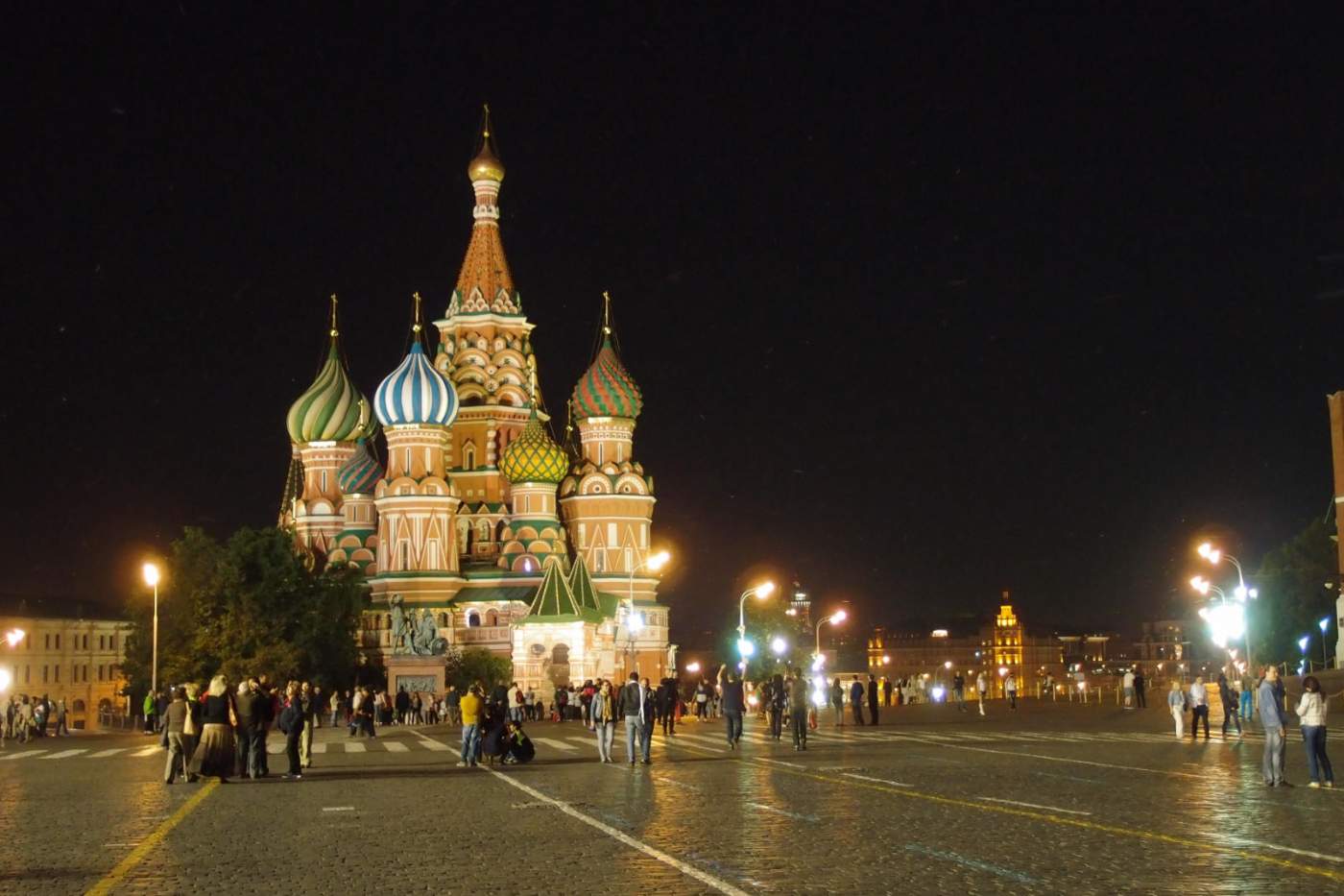 Die Motorradreise von Deutschland in die Mongolei führt über Russland. Sightseeing bei der Basilius Kathedrale auf dem Roten Platz in Moskau darf auf dieser Expedition nicht fehlen.