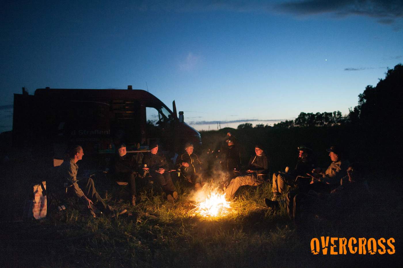 Ein schönes Lagerfeuer im Camp darf auf der Motorradexpedition in die Mongolei nicht fehlen. Am Feuer lassen wir den Tag ausklingen und tauschen uns in der Gruppe über die gesammelten Erfahrungen auf der Motorradreise aus.