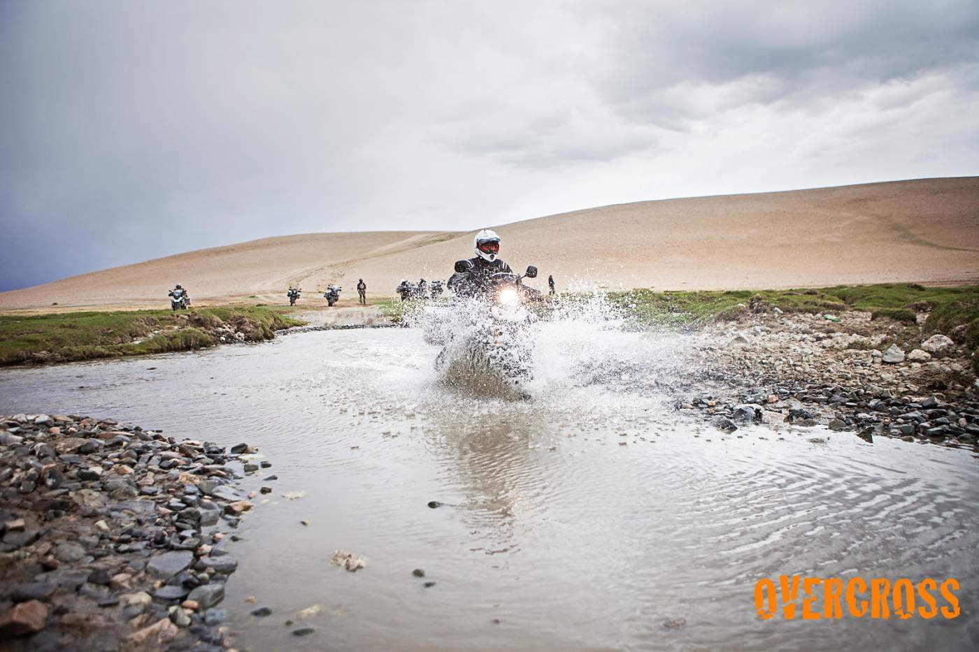 Wasserdurchfahrten mit dem Motorrad sind Bestandteil des Motorradabenteuers von Deutschland in die Mongolei.