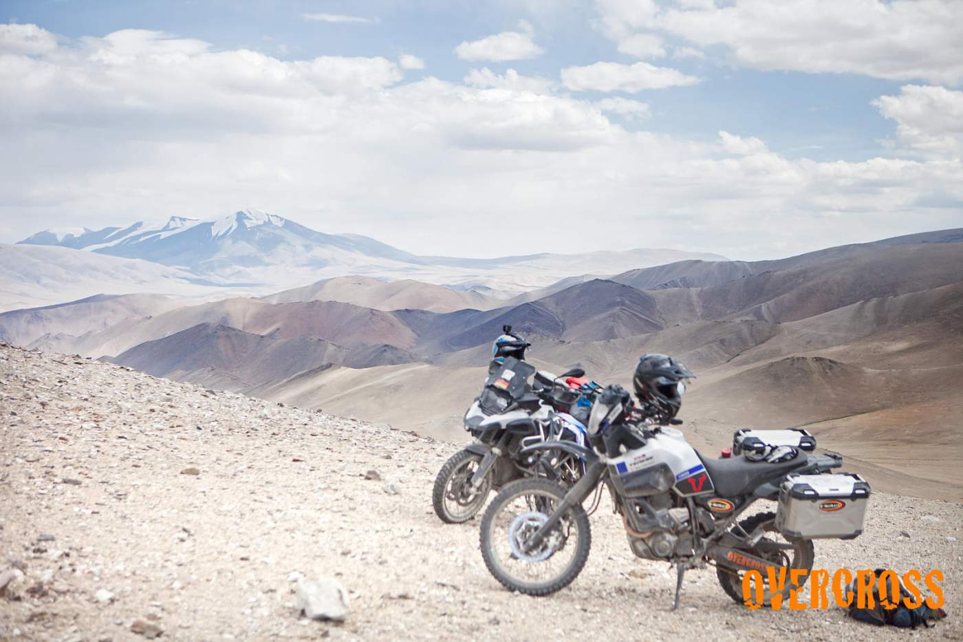 Auf dem Weg in die Mongolei durchfahren wir mit unseren Motorrädern das Altai Gebirge. Die Schönheit dieses asiatischen Hochgebirges lässt uns auf unserem Motorradabenteuer immer wieder staunen. 