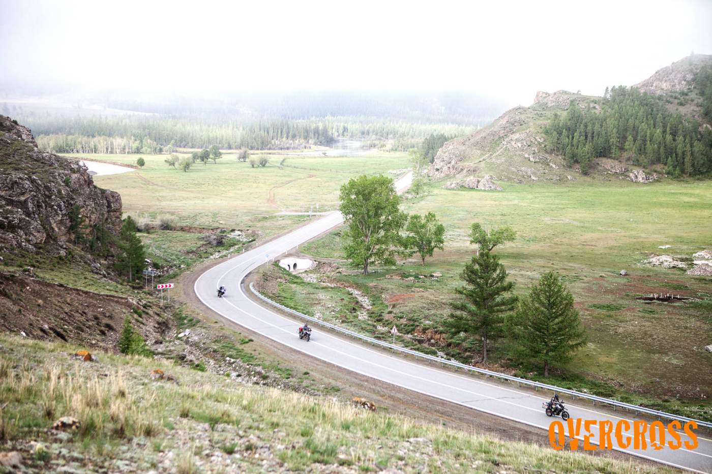 Mit dem Motorrad führt die Transkontinentalexpedition von Deutschland über Osteuropa bis in die Mongolei. Ordentlicher Straßenbelag und schöne Kurven bieten viel Fahrspaß.