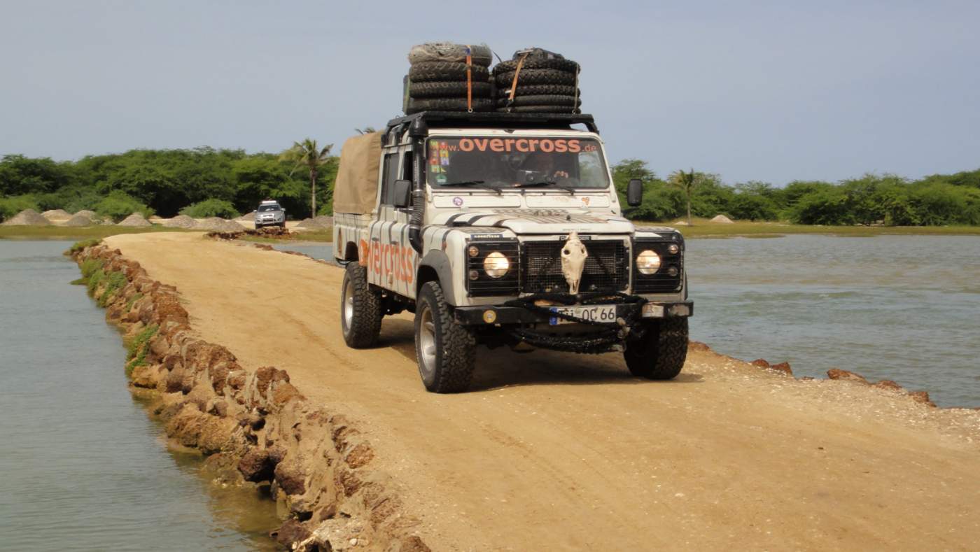 Off-Road Reise Geländewagen Tour Expedition Paris Dakar Marokko Spanien Senegal Mauretanien Wüste Sahara Sand Gelände Off-Roader Overcross Defender Zebra Landy Dicker Land Rover Off Road urlaub sonne sand meer atlantik stand küste wasser felsen