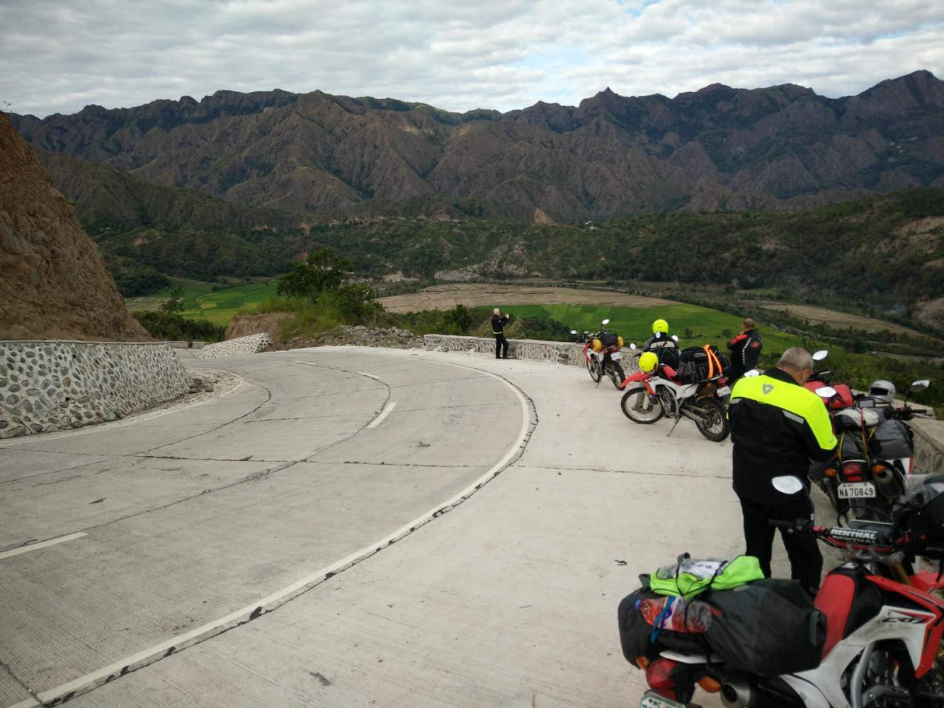 Auf der Philippinen Motorradreise erwarten uns schöne Kurven und majestätische Berge. Immer wieder lohnt es sich die Motoren unserer Bikes abzustellen um die Landschaft zu genießen und ein paar Fotos zu schießen.
