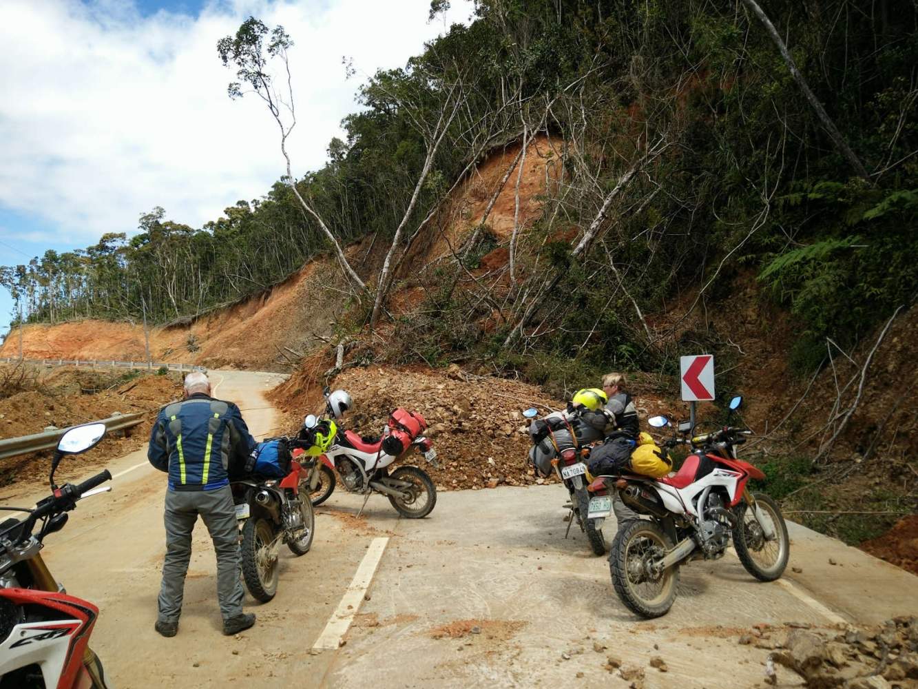Durch Erdrutsche sind immer wieder Teile der philippinischen Bergstraßen blockiert. Meistens haben wir mit unseren Motorrädern dennoch gutes Durchkommen.
