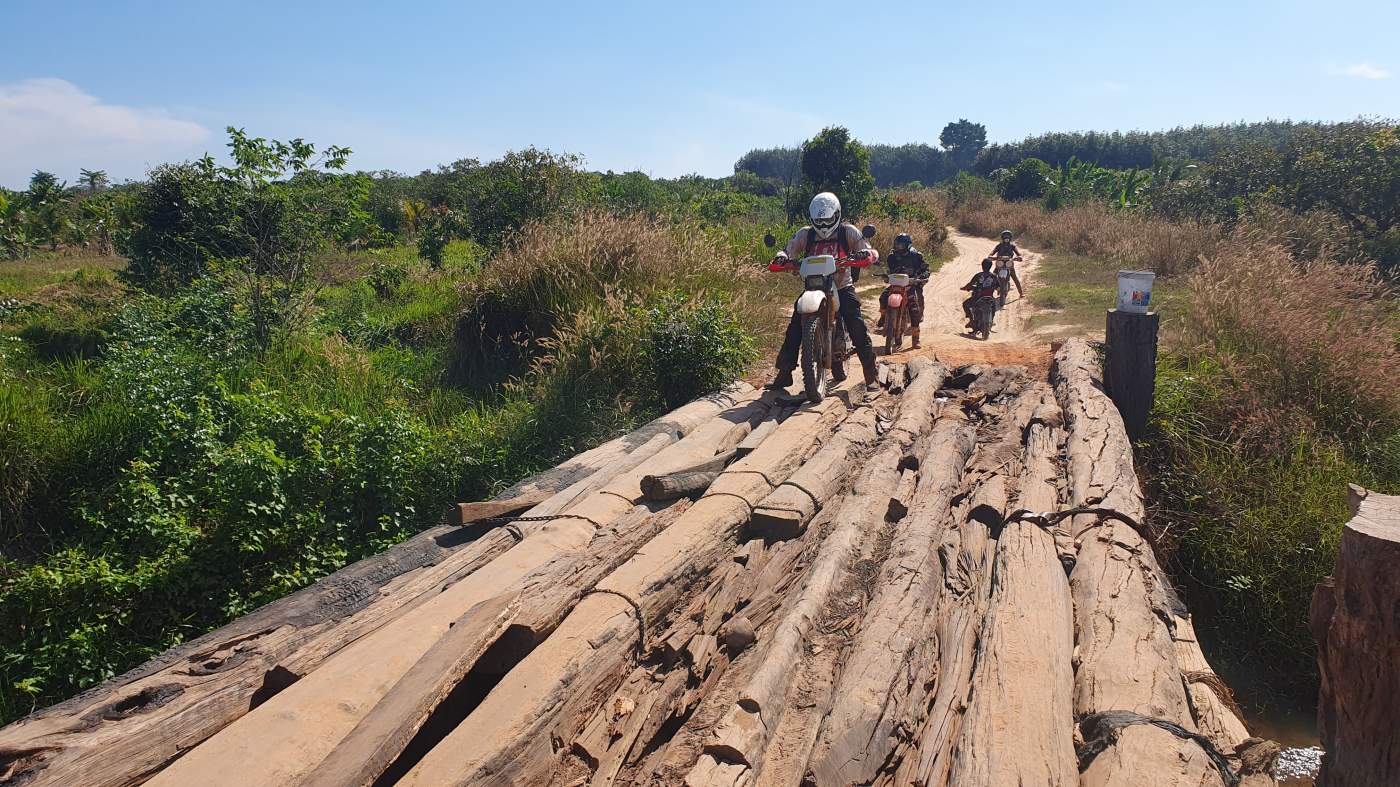 Mit der Enduro über spannende Hindernisse in Kambodscha auf der The Khmer Trail Tour