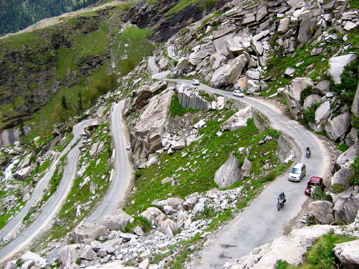 Auf asphaltierten Serpentinen schlängeln wir uns neben einigen Autos in die Berge mit unseren Mietmotorrädern.