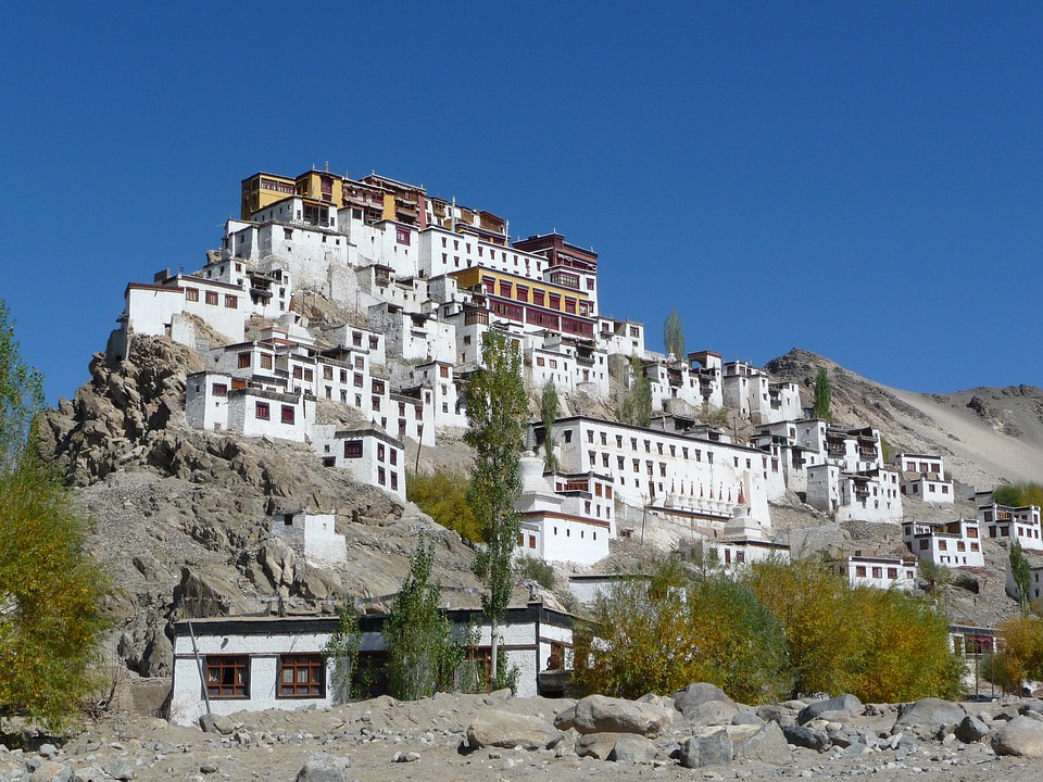Auf unserer Trans-Himalaya Motorradreise bestaunen wir das auf 3.510m gelgene tibetisch buddhistische Lamayuru Kloster