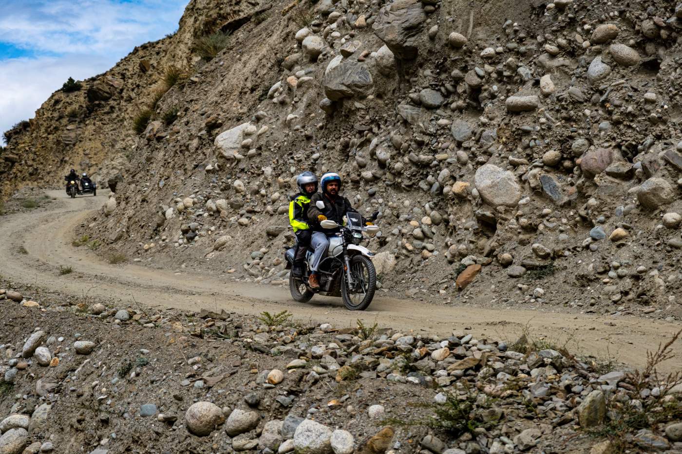 Mit der Royal Enfield und einem Gespann auf Schotter im Himalaya unterwegs