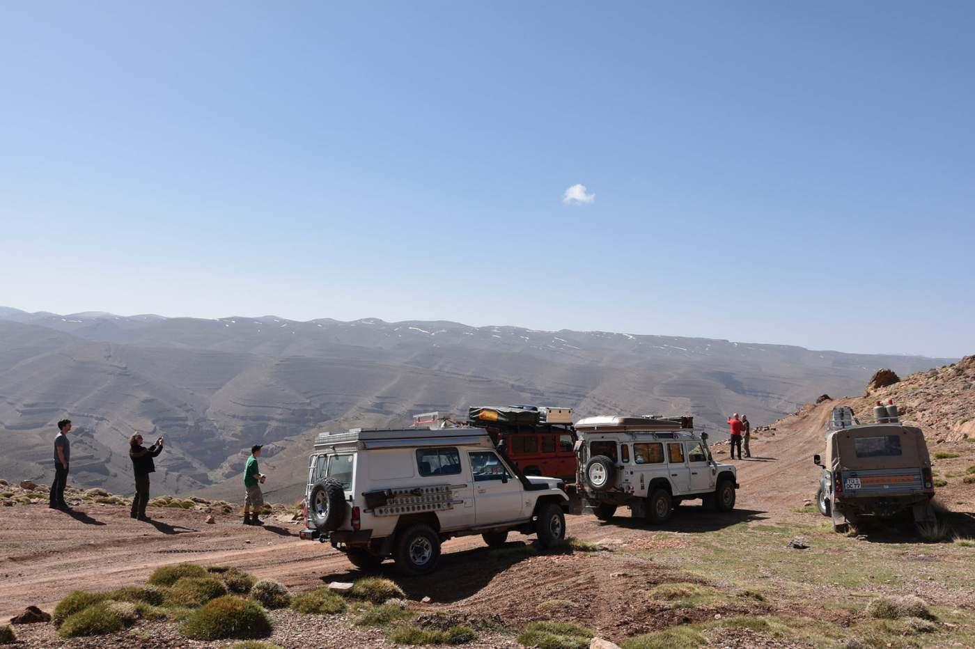 Geländewägen auf dem Agoudal Pass in Marokko