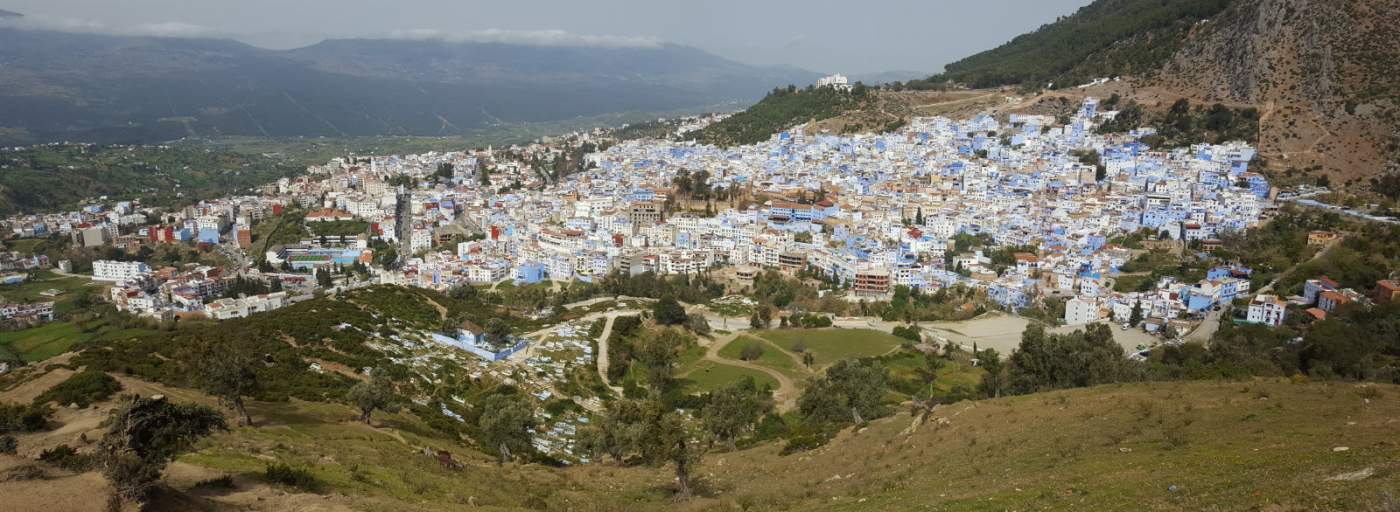 Panorama der blauen Stadt Chefchaouen im Rif Gebirge in Marokko aufgenommen von der weißen Mosche