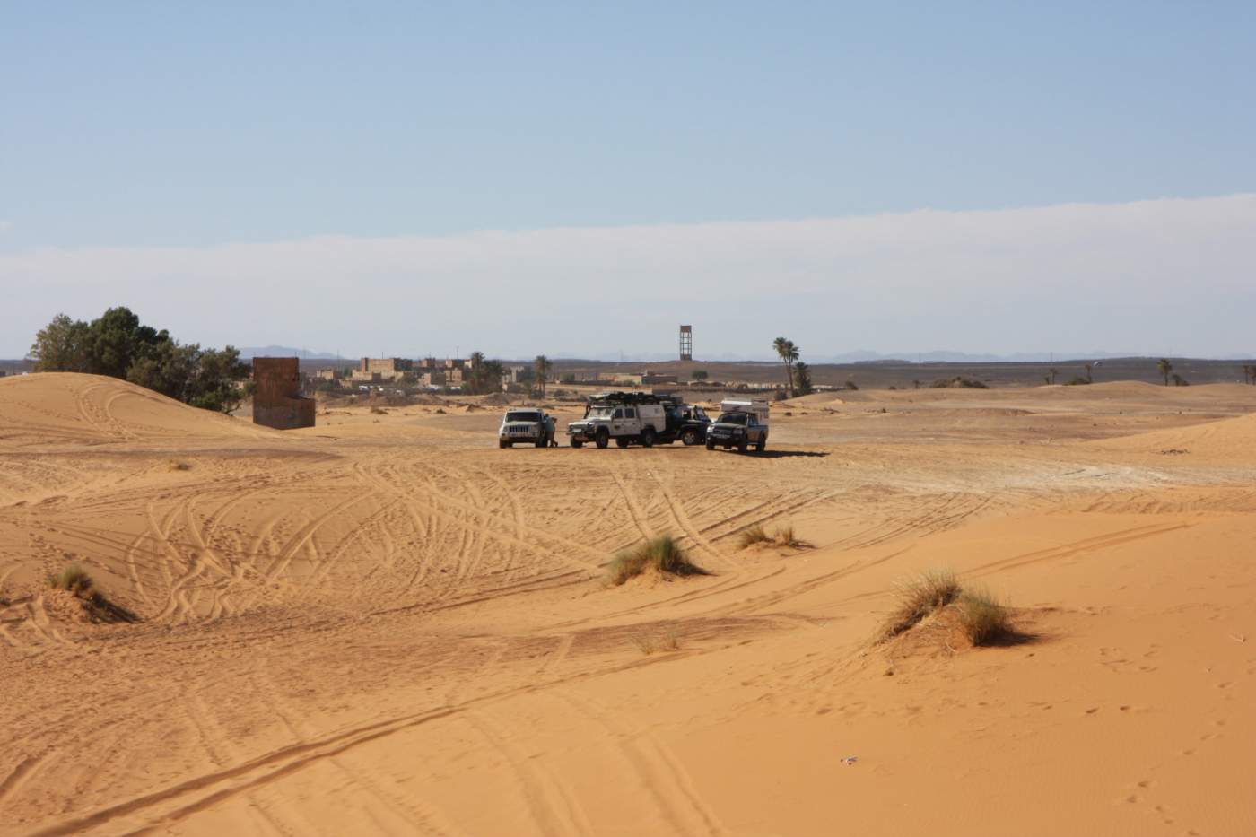 4x4 Geländewagengruppe vor der Oasenstadt Merzouga in den Dünen des Wüstenstreifens Erg Chebbi