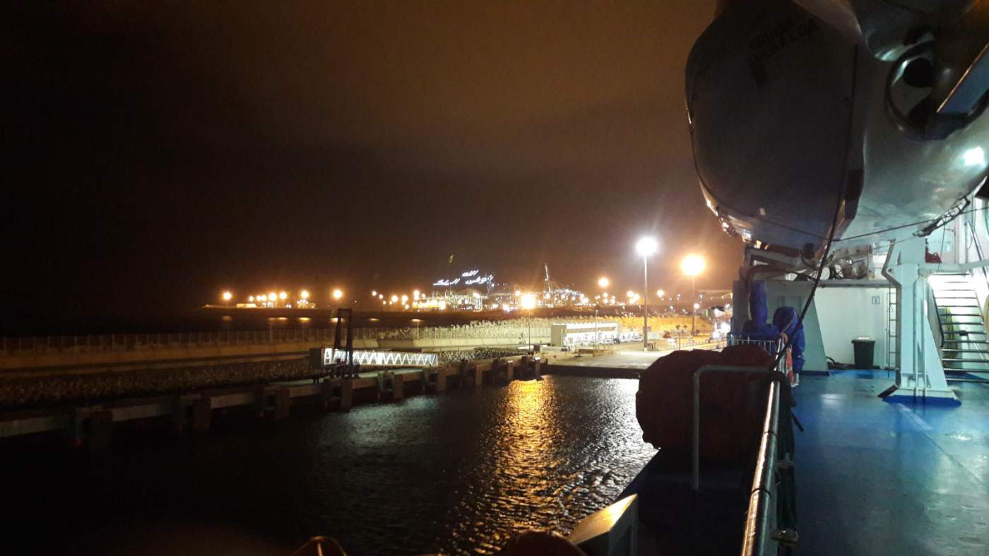Die Fähre legt in Marokko im Fährhafen von Tanger Med bei Nacht an