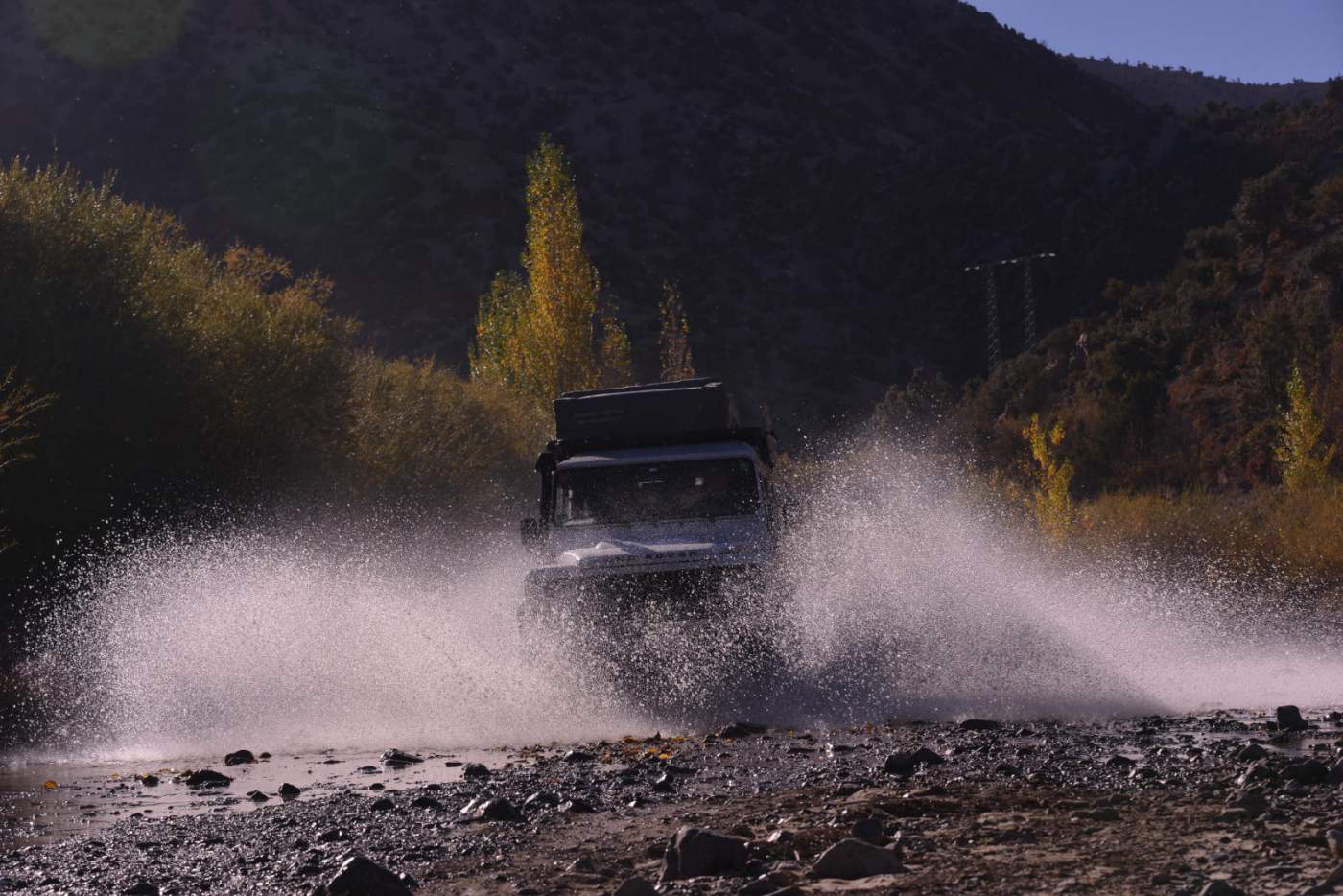 Offroad Wasserdurchfahrt mit Landrover Defender in Marokko 