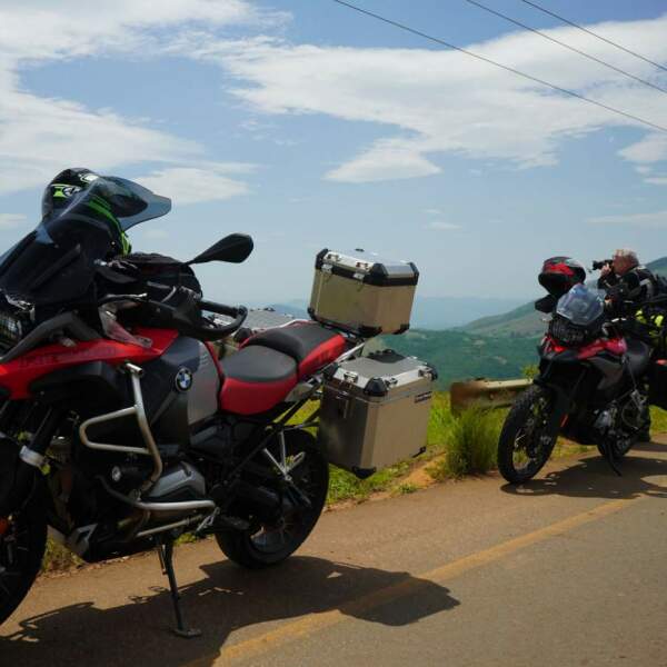 Motorradreisen Sudafrika, Fahren, R72  
Stopp, Tsitsikamma-Nationalpark  
Besuchen, Hängebrücke  
Spaziergang, Küste  
Genießen, Indischer Ozean  
Erreichen, Tsitsikamma Village