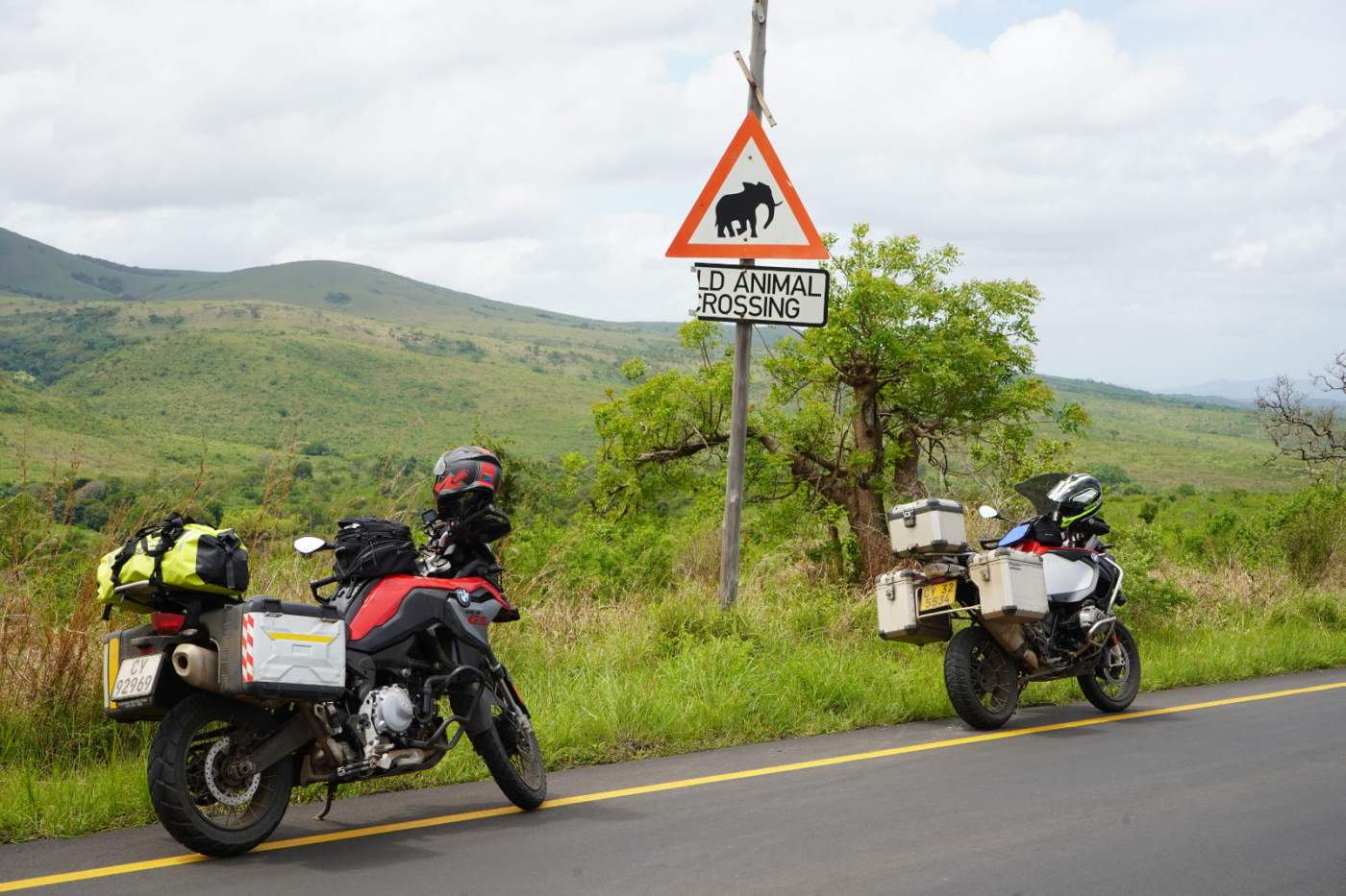 Auf dem Weg durch die KwaZulu Natal Midlands stoppen wir unsere Motorräder immer Mal wieder um die Landschaft zu genießen und Fotos zu machen. Unterwegs können wir durchaus auf Wildtiere treffen, darauf weisen auch einige Straßenschilder hin.