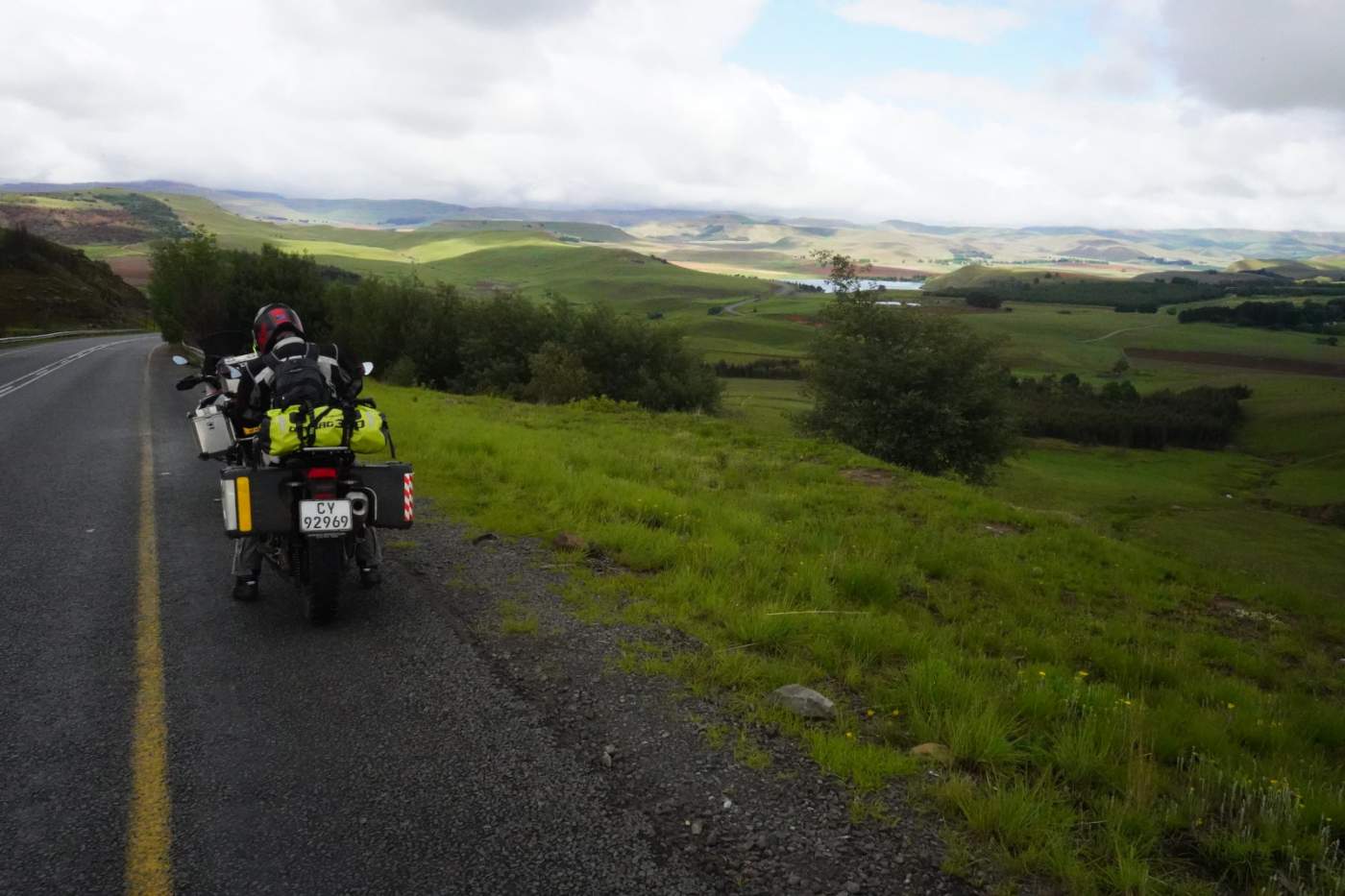 Auf der Straße geht es mit unseren BMW Mietmotorrädern auf dieser Südafrika Motorradreise von Johannesburg nach Kapstadt. Es erwarten uns schöne Panoramen in der KwaZulu Natal Region.