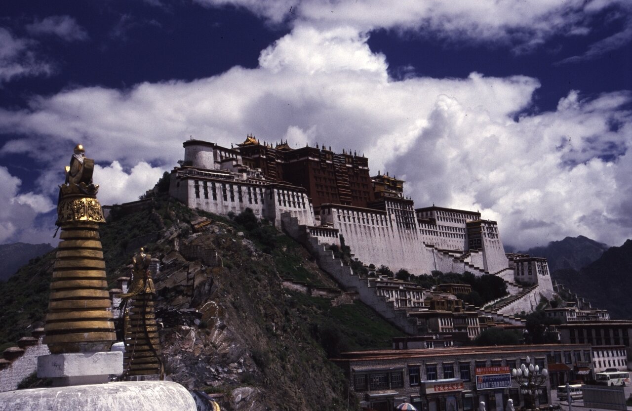 O Palácio de Potala no topo de uma colina em Lhasa, no Tibete, sob um céu dramático e nublado