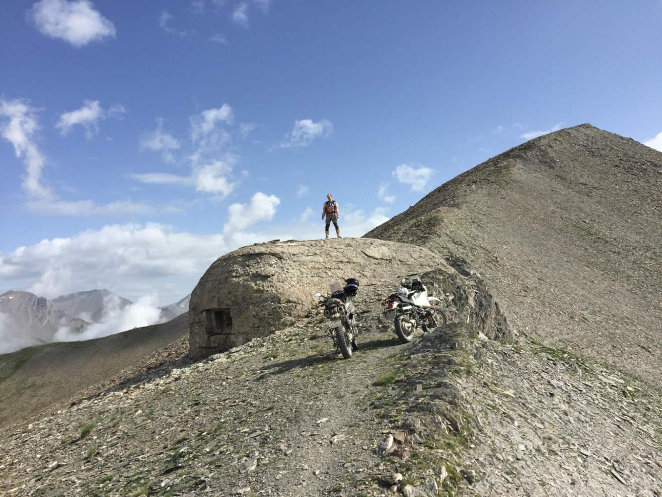 Entlang verlassener Forts und Zeitzeugen des vergangenen Jahrhunderts mit dem Motorrad über die Gebirgskämme der Westalpen