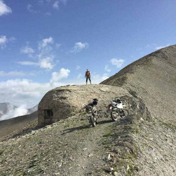 Motorradreisen Westalpen, Motorrad auf dem Berggipfel