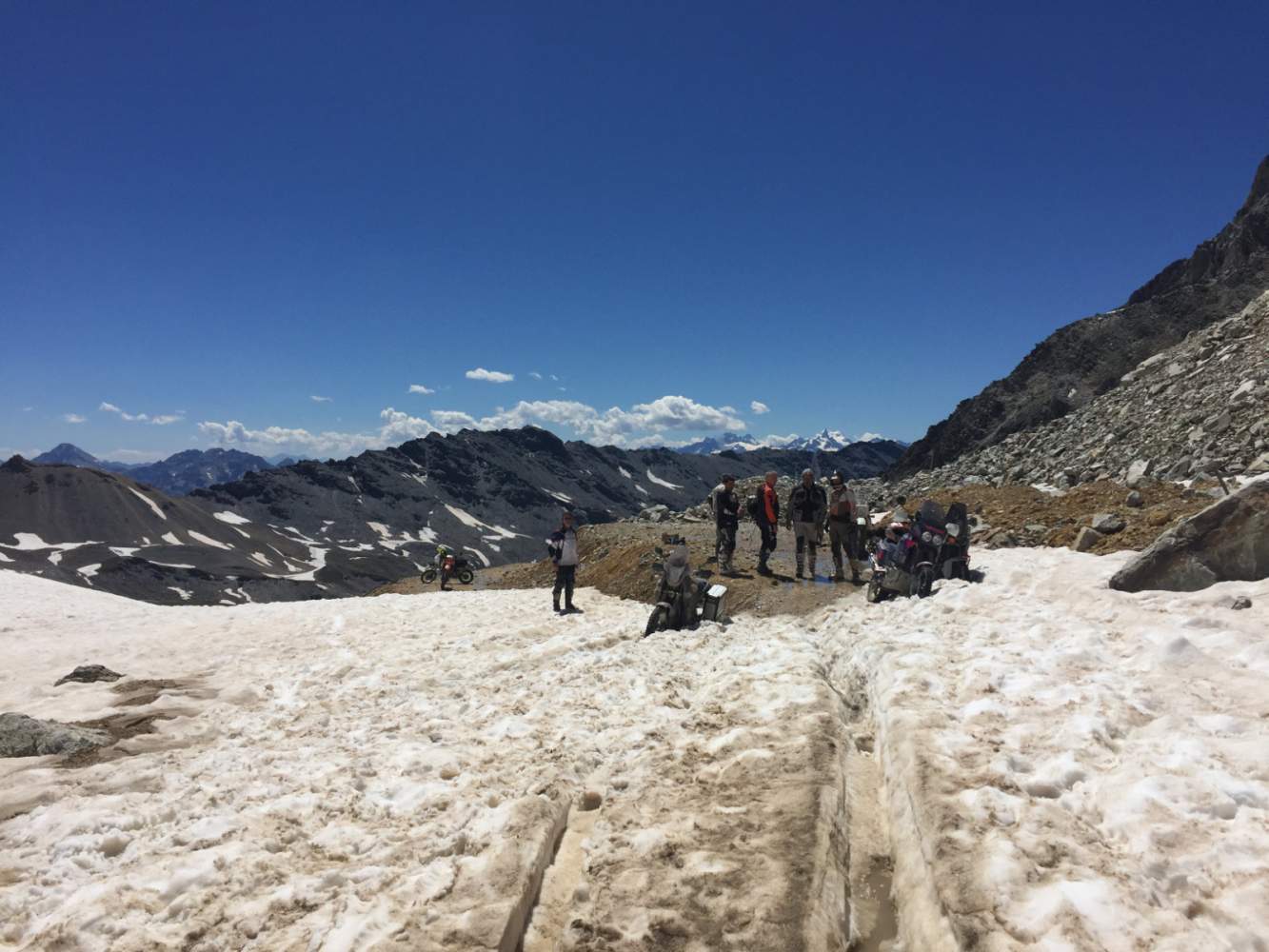 Motorradreise in kleiner Gruppe über schneebedeckte Gipfel und anspruchsvolle Strecken in den Westalpen