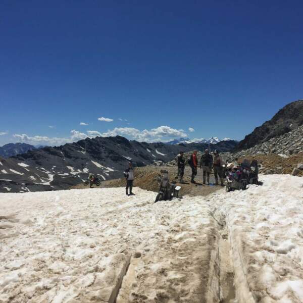 Motorradreisen Westalpen, Motorrad durch den Schnee