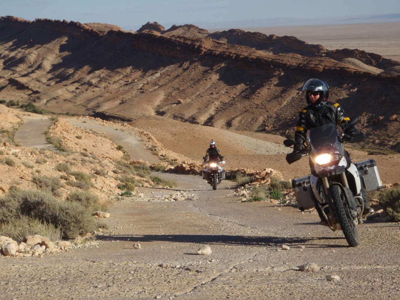 Motorräder inmitten der schroffen Felslandschaft auf der Rommelpiste in Tunesien