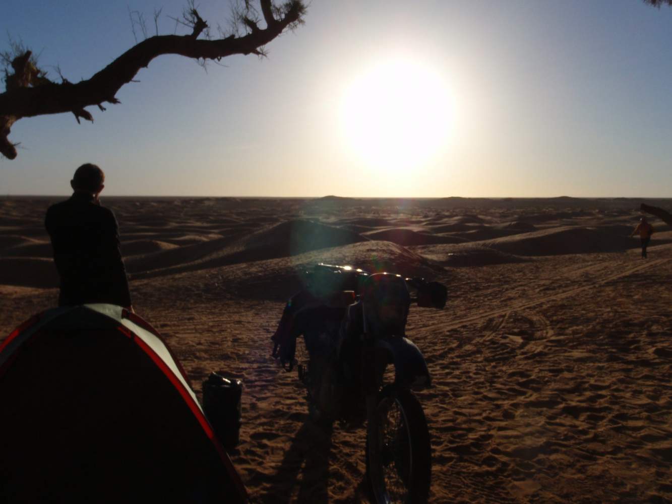 Sonnenuntergang in der Sahara beim Endurowandern mit dem Zelt