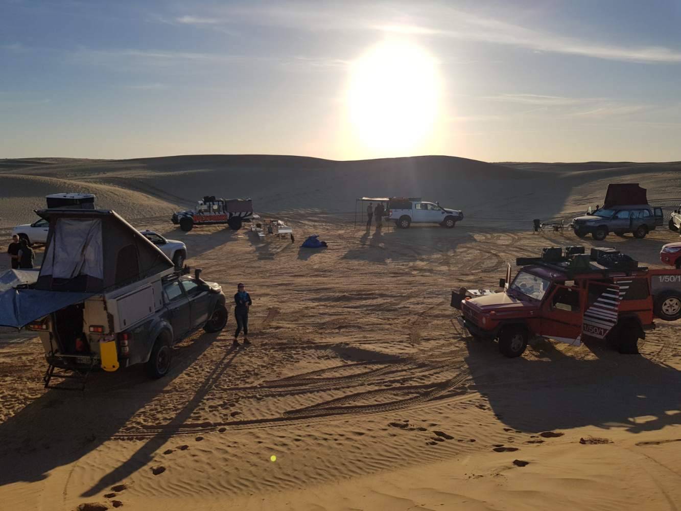 Geländewagen Wagenburg Camp in der Wüste