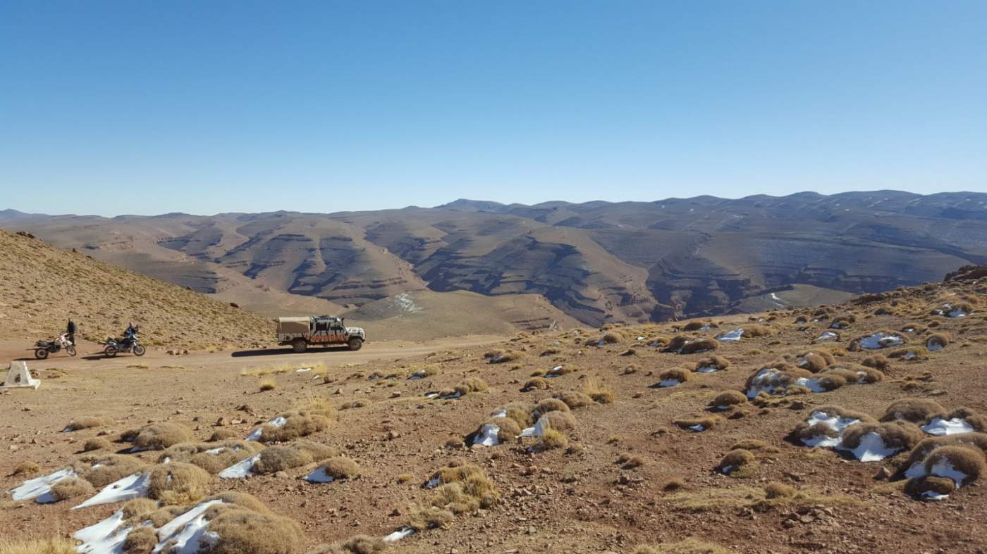 Supportfahrzeug und Enduros auf dem Agoudhal Pass zwischen Tinghir und Boumalne Dades