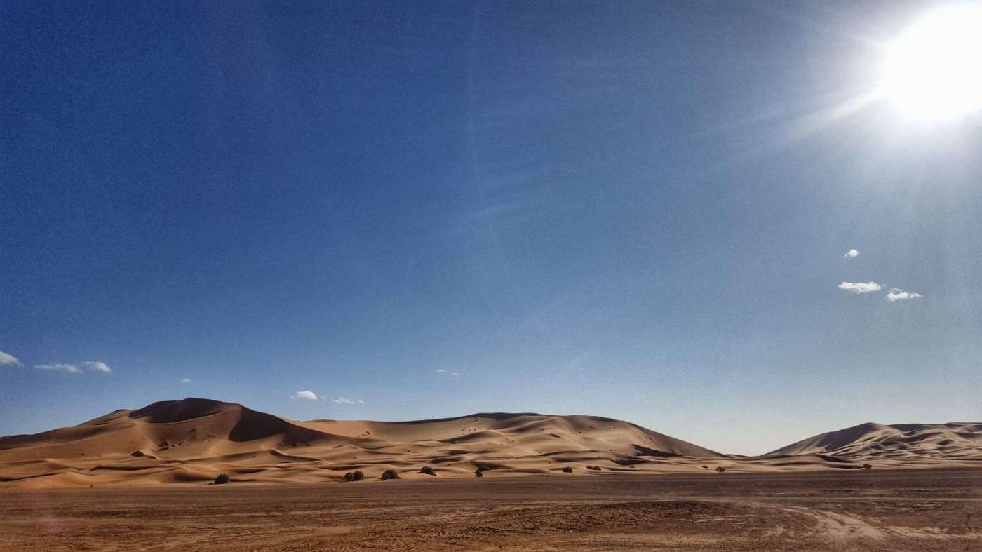 Das Dünenpanorama des großen Wüstenstreifens Erg Chebbi nahe der Oasenstadt Merzouga