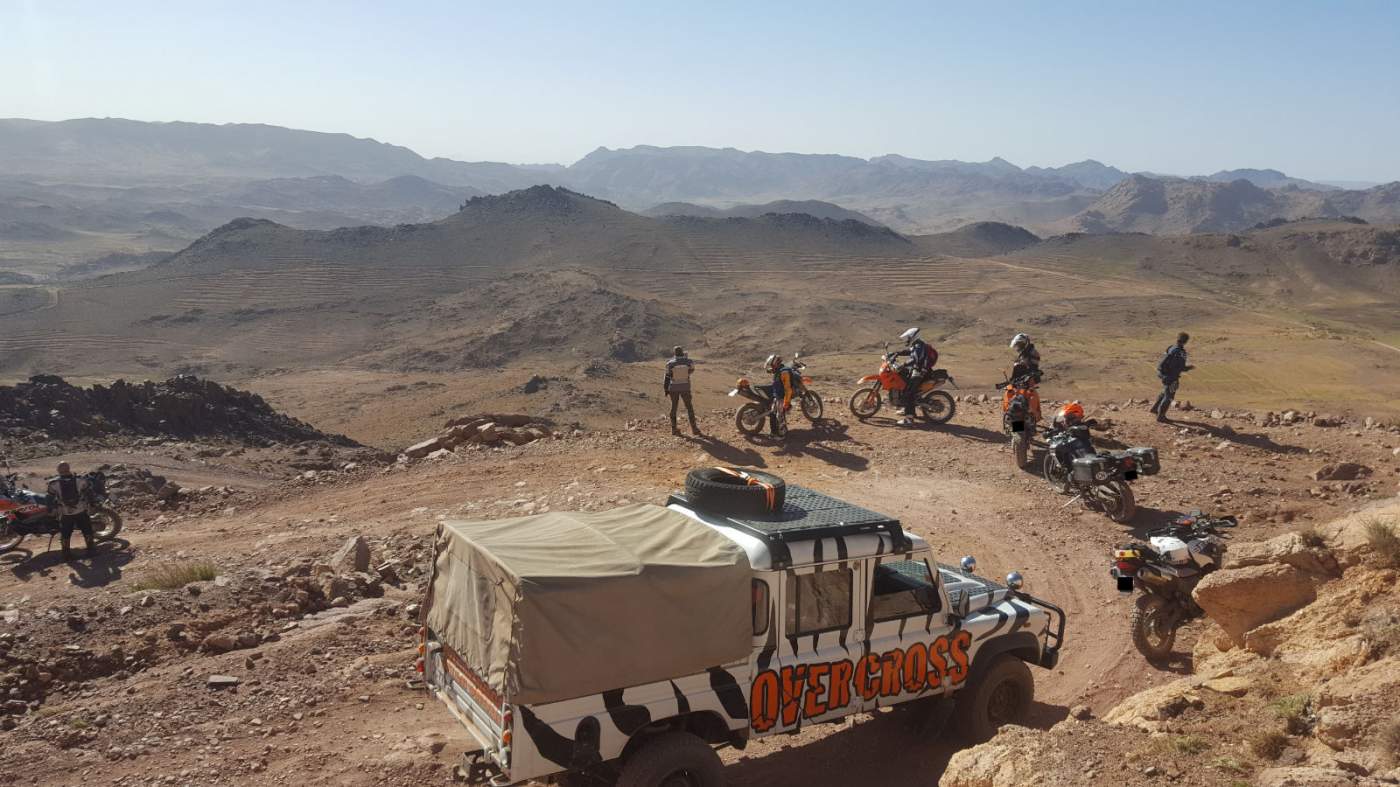 Versorgungsfahrzeug Landrover Defender und Motorräder auf der Offroad Piste im mittleren Atlas Gebirge in Marokko
