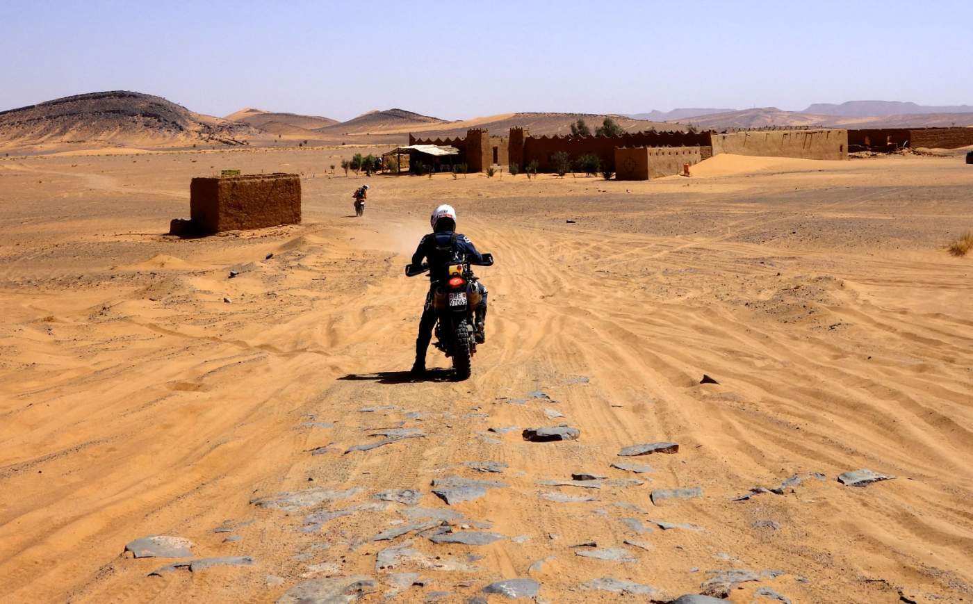 Motorräder auf der Sandpiste zwischen Zagora und Ramlia in Marokko