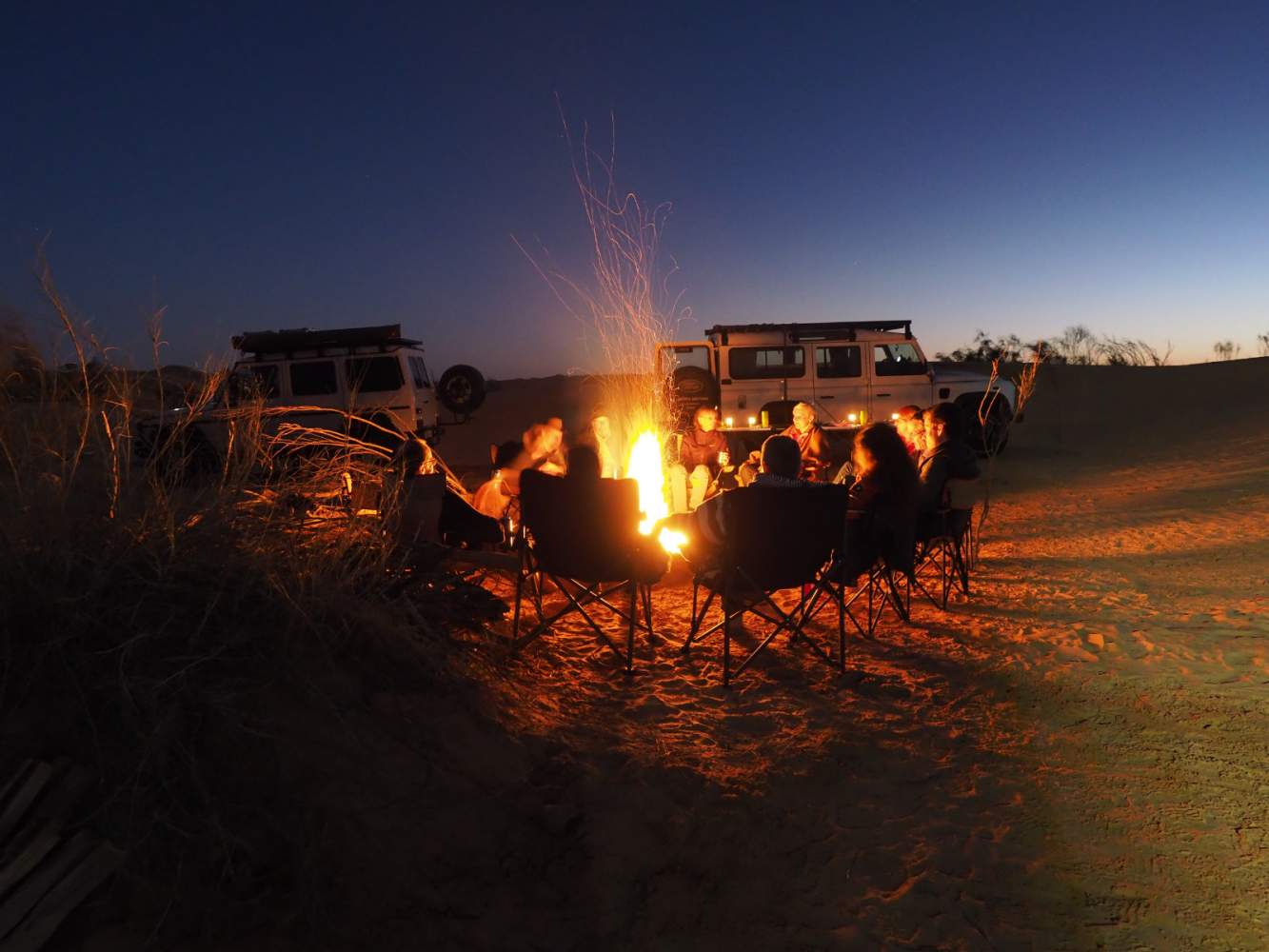 Gemeinsames Abendessen am Lagerfeuer auf der Geländewagenreise durch Tunesien