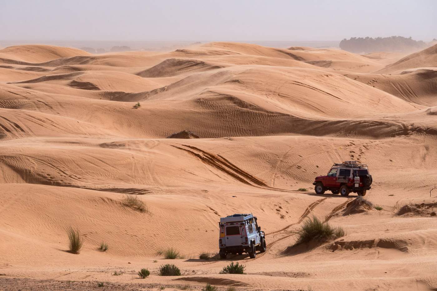 Mit dem Land Rover Defender offroad in der Sahara