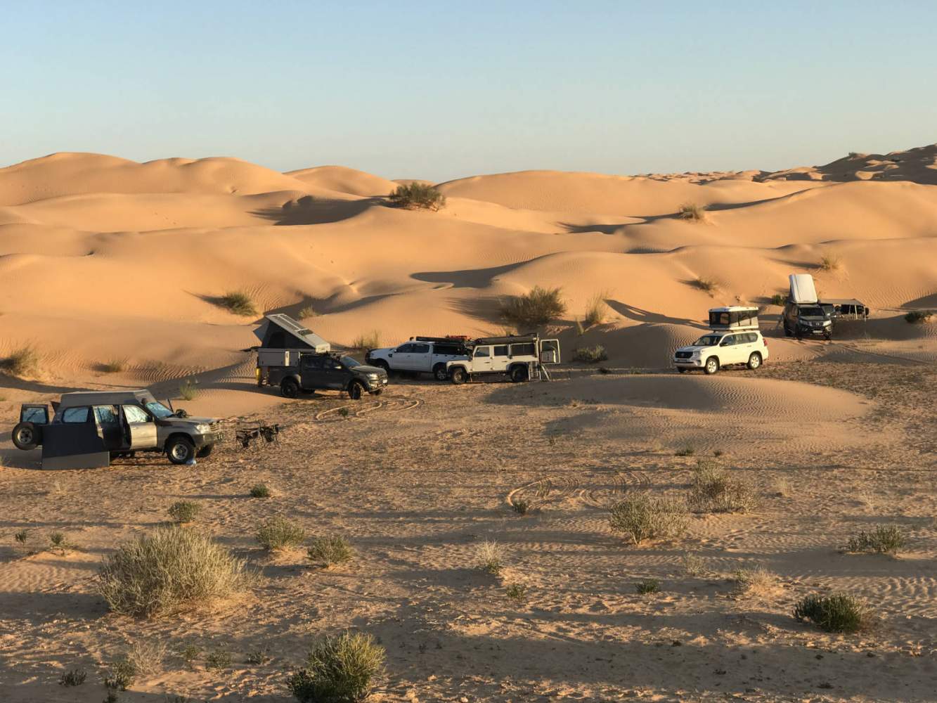 Geländewagen Camp Wagenburg in der Sahara