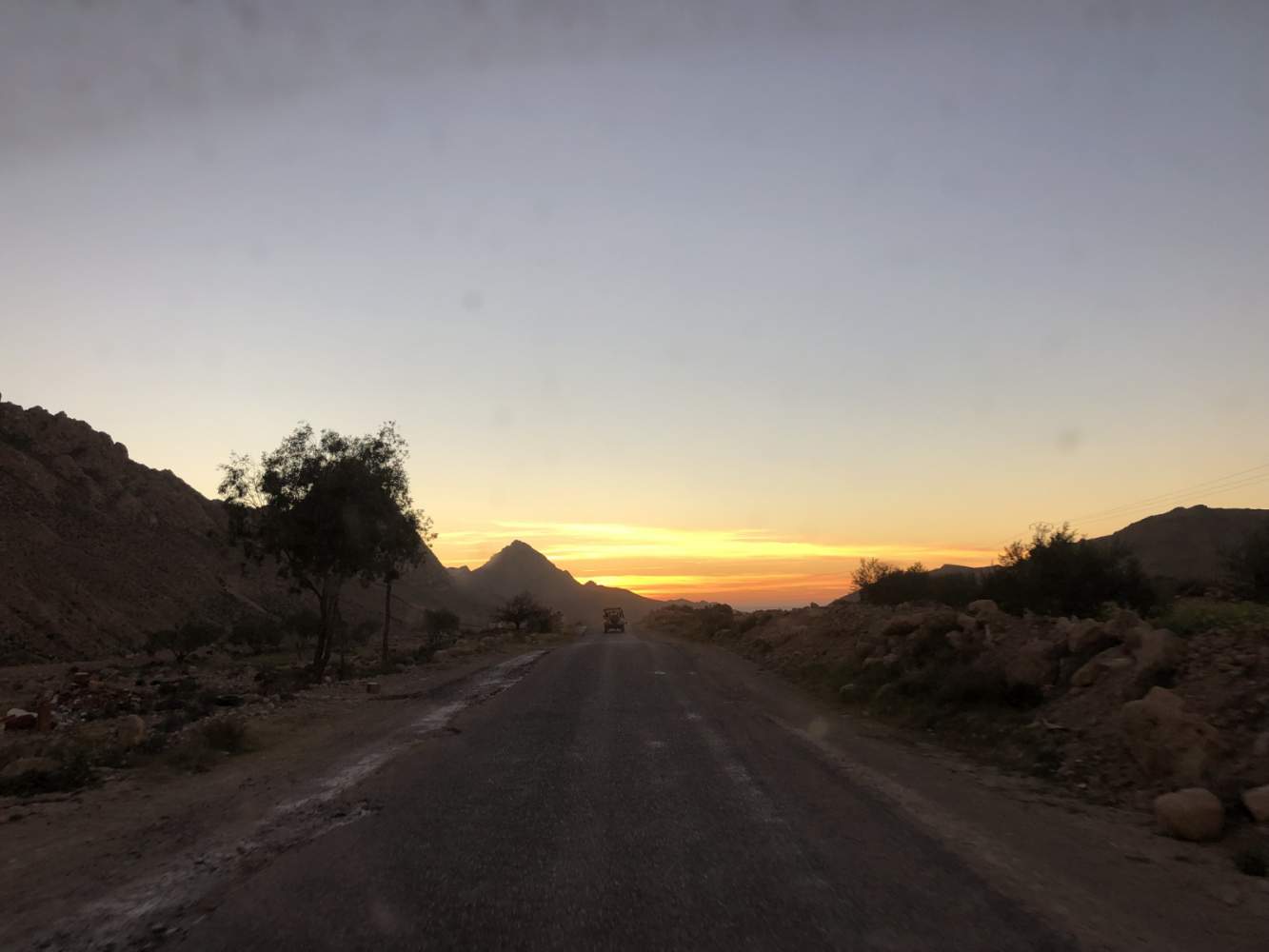 Geländewägen fahren Richtung Sonnenuntergang