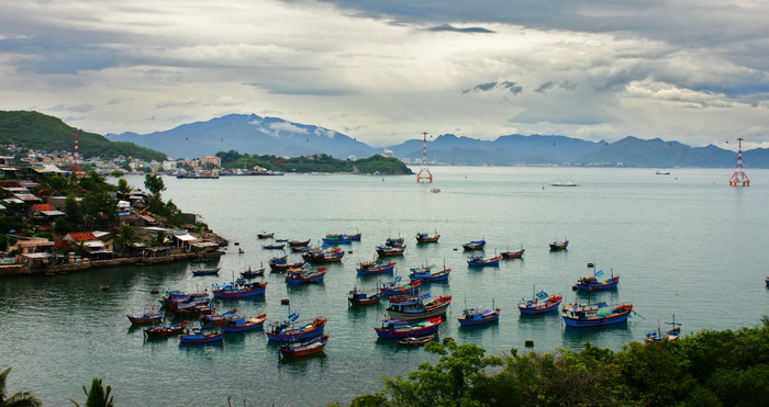 Schiffe im Pazifik, Vietnam. Luxus Hochzeitsreise vom Reiseveranstalter OVERCROSS
